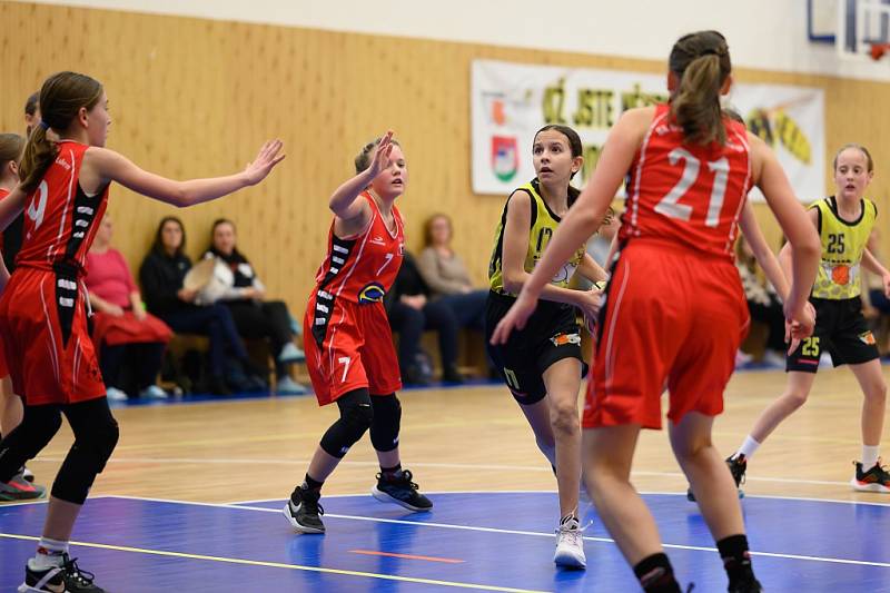 Z basketbalového utkání Středočeského přeboru starších minižákyň U13 Sadská - Mladá Boleslav (119:12)