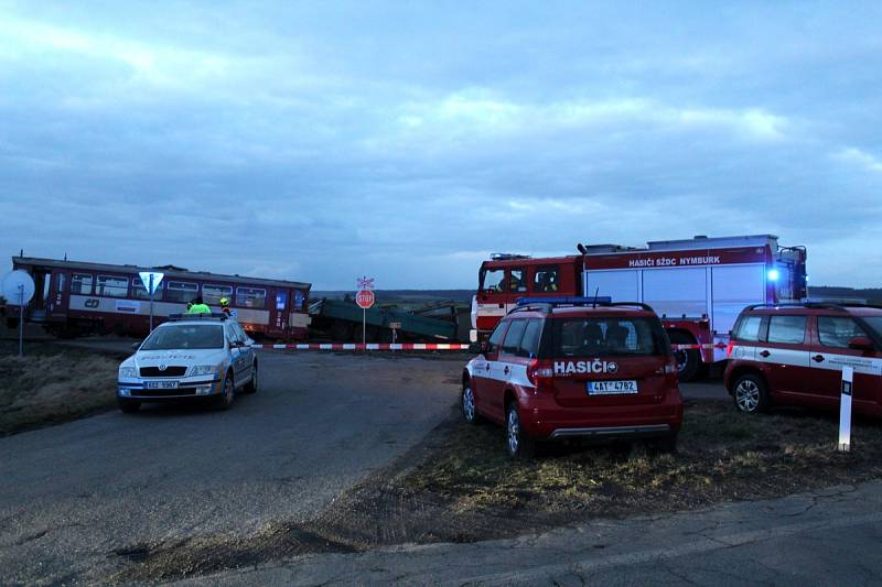 U Běrunic se střetl osobní vlak s nákladním automobilem.