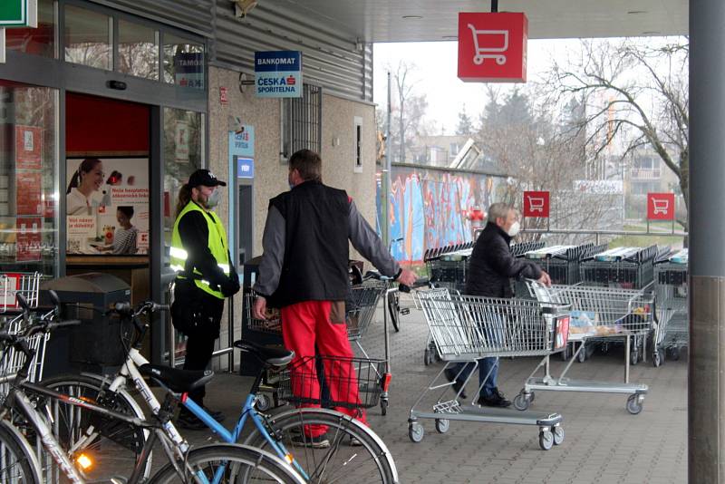 Ranní dvouhodinovku využívali senioři k nakupování ve všech nymburských supermarketech.