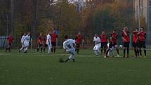 Fotbalisté rezervy poděbradské Bohemie (v bílém) hráli na svém hřišti nerozhodně 2:2 s týmem Kostomlat.