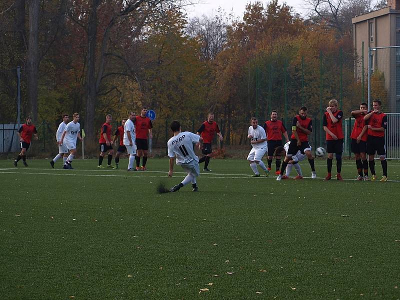 Fotbalisté rezervy poděbradské Bohemie (v bílém) hráli na svém hřišti nerozhodně 2:2 s týmem Kostomlat.