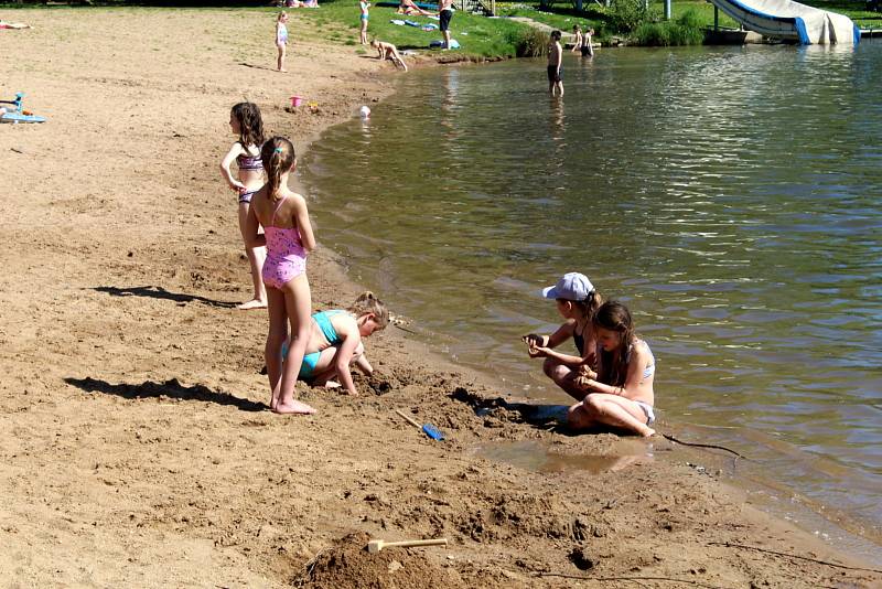 Poděbradské Jezero se letos poprvé alespoň částečně zaplnilo návštěvníky.