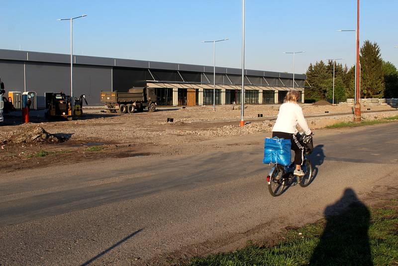 Kolem nového obchodního centra v Poděbradech na Žižkově se finišuje s pracemi, na čas to uzavřelo i část silnice.