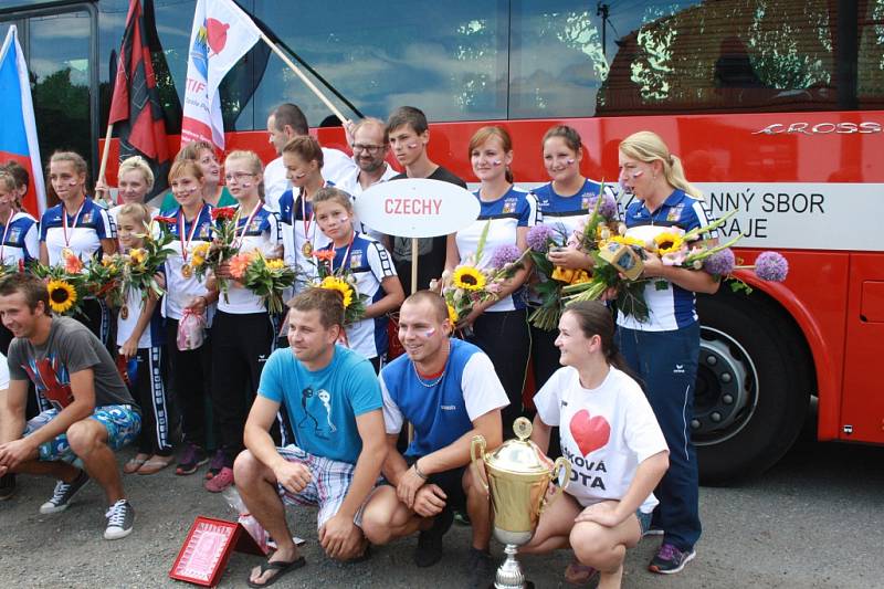 Návrat olympijských vítězek z hasičské olympiády v Polsku do Pískové Lhoty.