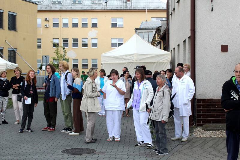 Oslavy 140 let existence nymburské nemocnice vypukly ve čtvrtek dvě hodiny po poledni přímo v nemocničním areálu.