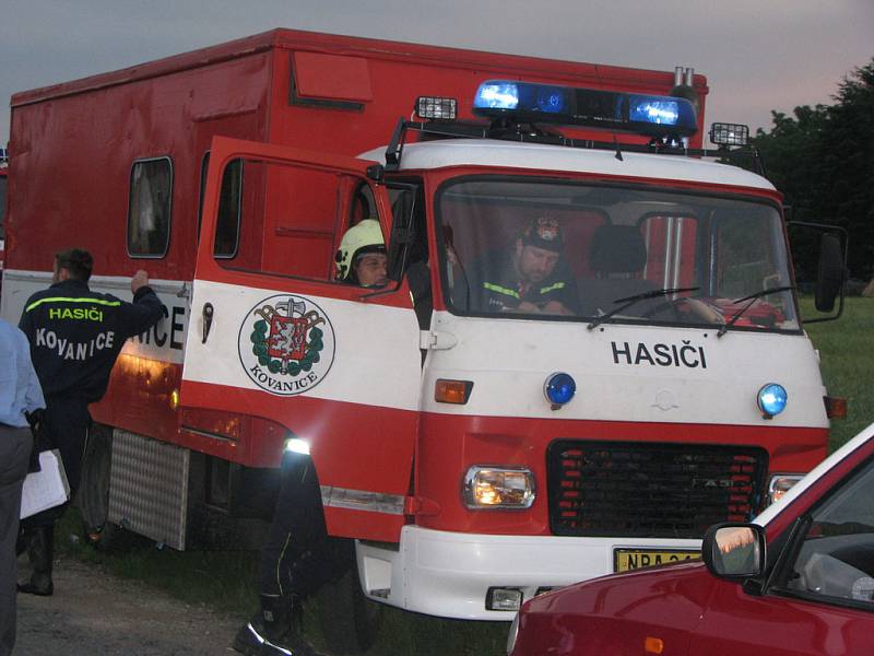 Po sedmé večer vyjížděli hasiči k požáru rodinného domu v Kovanicích