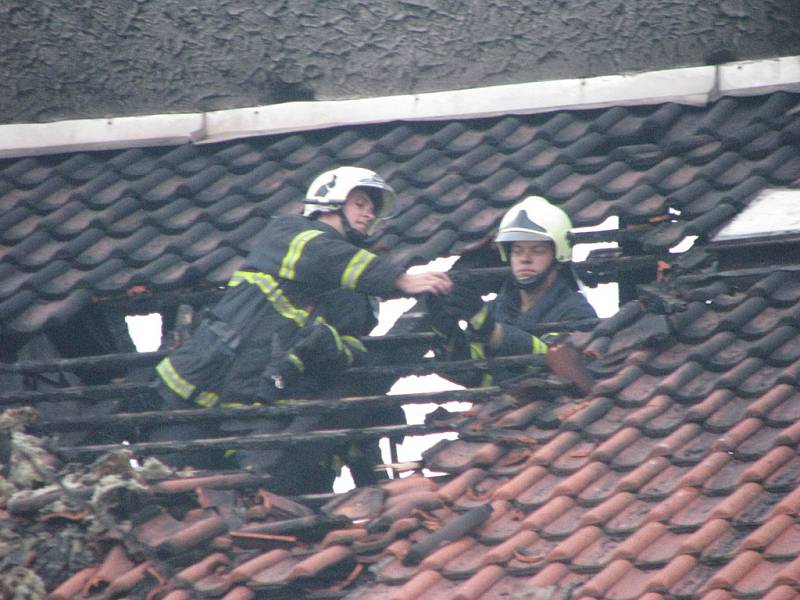 Po sedmé večer vyjížděli hasiči k požáru rodinného domu v Kovanicích