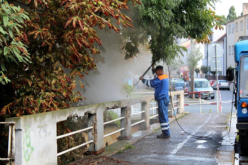 Zábradlí u mostků přes Malé i Velké Valy září čistotou.