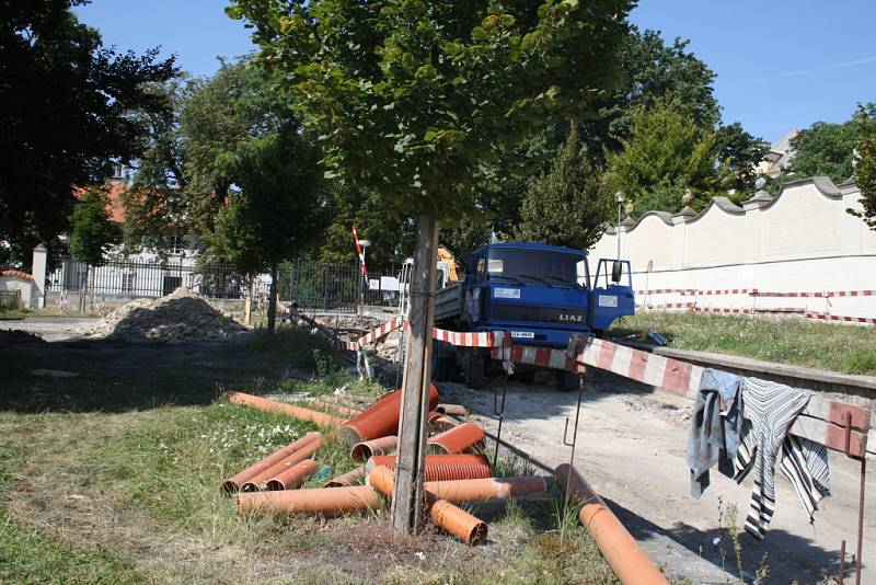 Při pracích v Zámecké ulici v Lysé nad Labem našli dělníci keramické kousky.