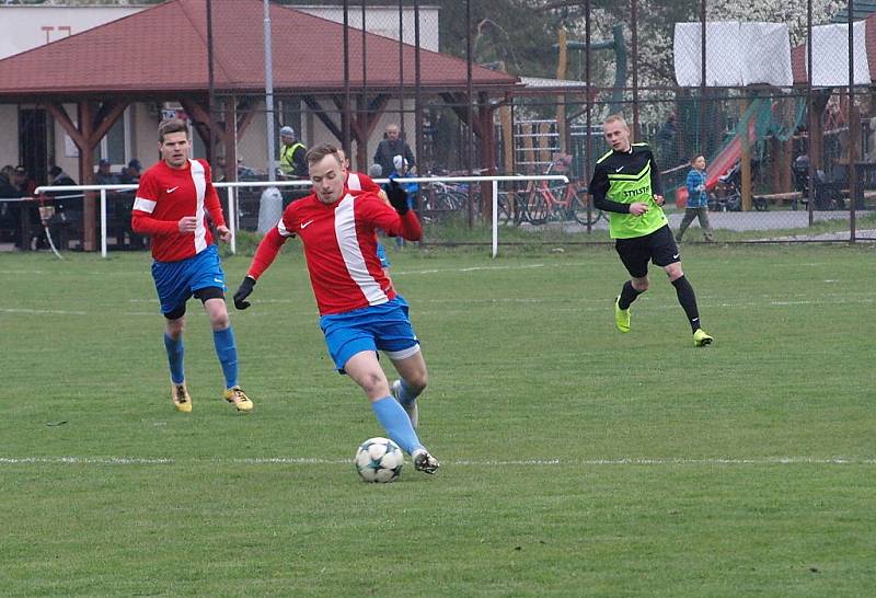 Z fotbalového utkání I.B třídy Pátek - Městec Králové (0:2)