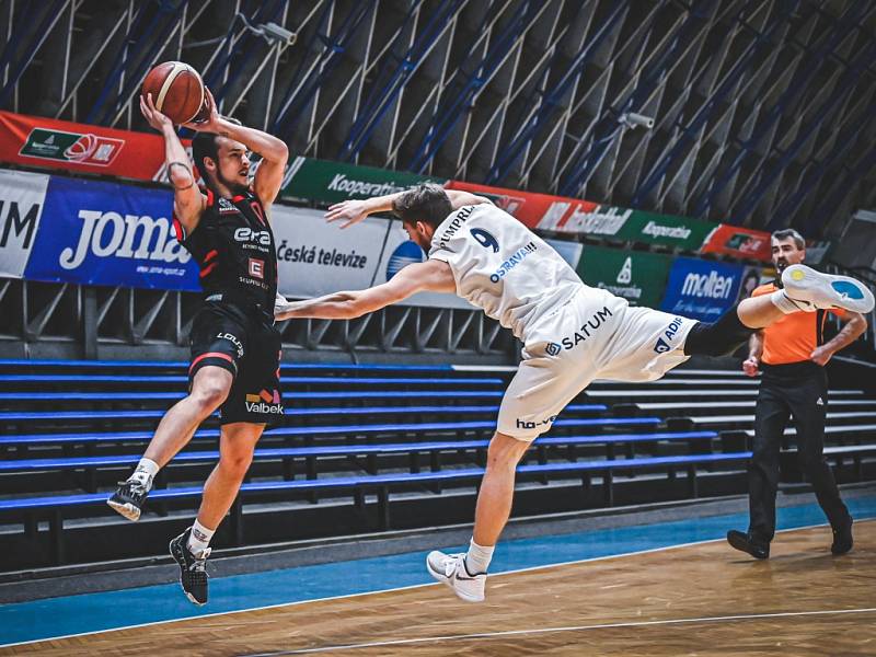 Z basketbalového utkání Kooperativa NBL Ostrava - Nymburk (66:95)