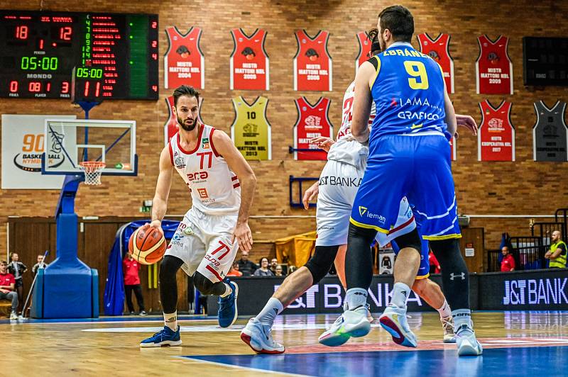 Z basketbalového utkání nejvyšší soutěže Nymburk - Opava (92:75)