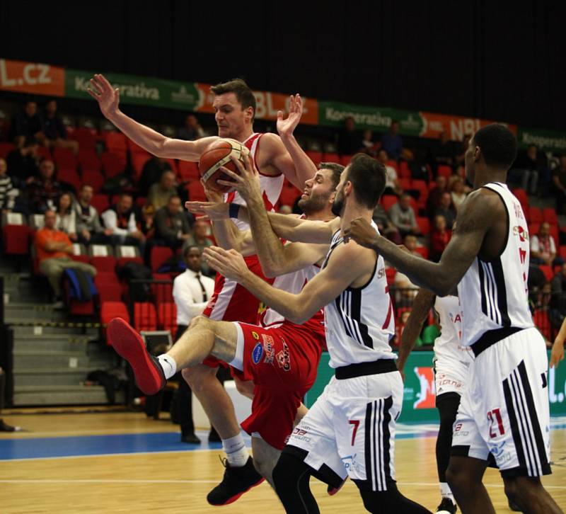 Basketbalisté Nymburka (v bílém) vyprovodili mužstvo Pardubic padesátibodovým debaklem.