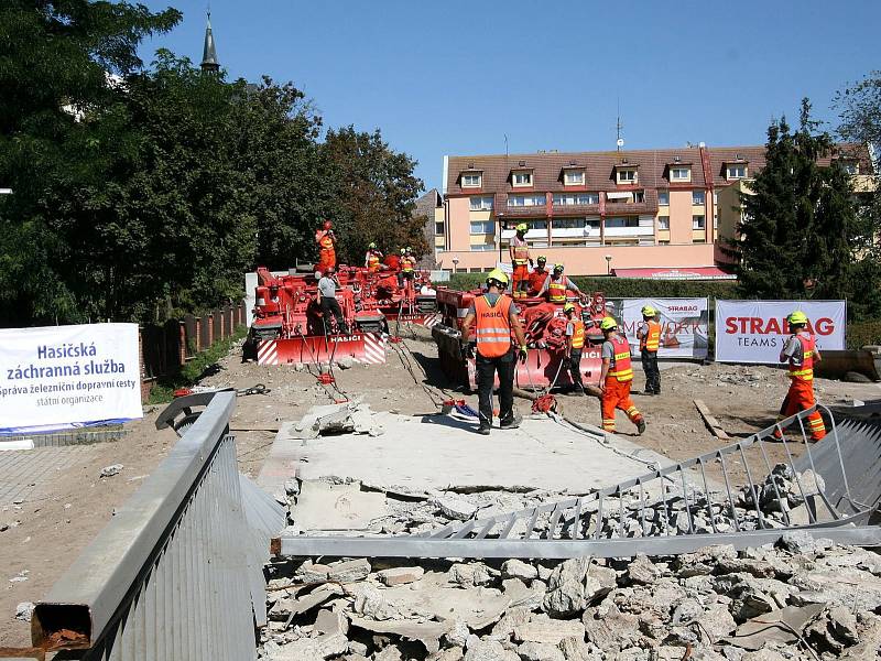 Atmosféra při vytahování lávky přímo při akci na břehu pod Eliškou.