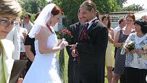 V Drahelicích na hřišti bylo v sobotu veselo. Měli tu totiž svatbu dnes už novomanželé Tornovi.