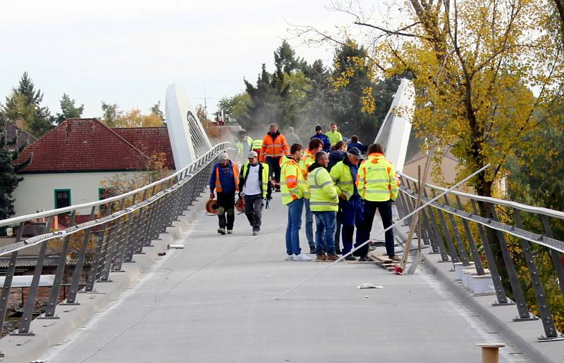 Lávka se pro veřejnost otevře už v pátek v 16 hodin současně s jejím rozsvícením.