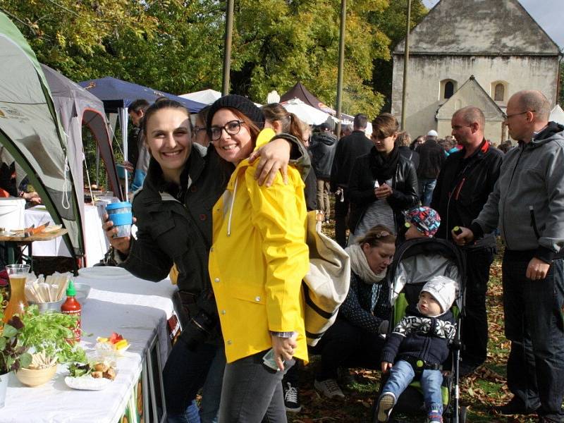 Na podzimní Restaurant Day přišly k zimnímu stadionu stovky lidí.