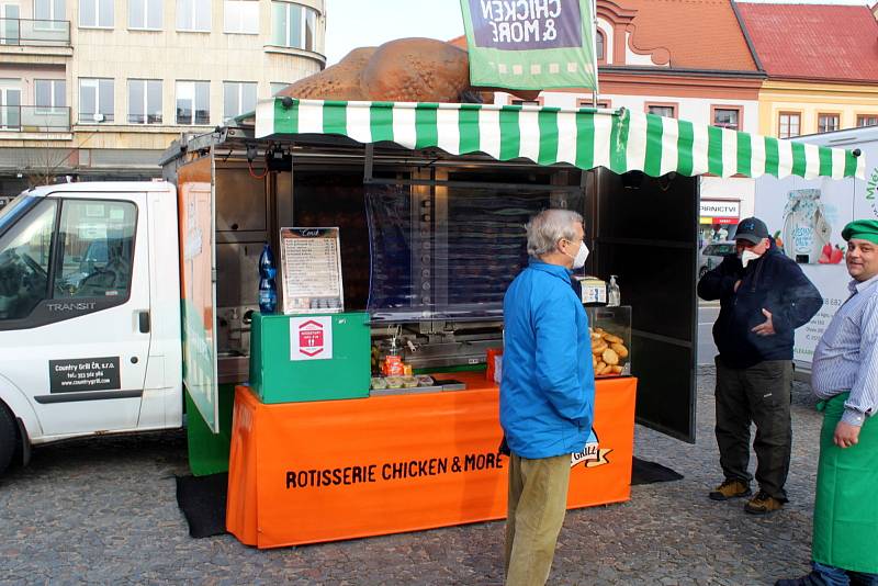 Farmářské trhy na náměstí Přemyslovců v Nymburce.