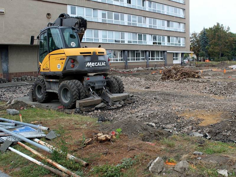 Výstavba parkoviště před budovou ředitelství Policie ČR v Nymburce.