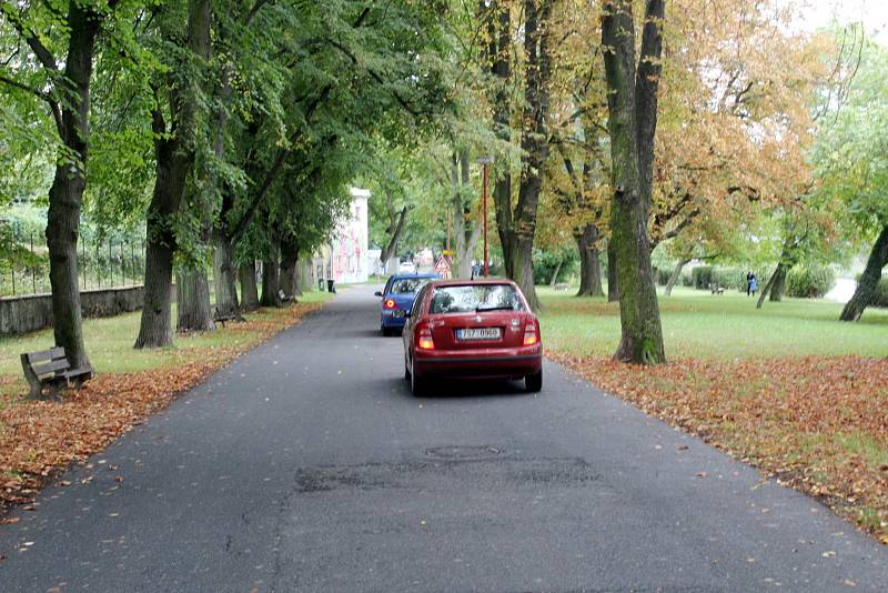 Řidiči dostali výjimku a mohou jezdit ulicí Paroubkova kolem Bílé Růže dolů k parkovišti u pivovaru a pokračovat dále ulicí Labské nábřeží, která je za normálních okolností určena pouze pro cyklisty a chodce.