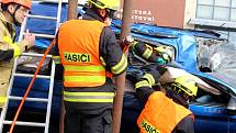 Nymburští profesionální hasiči právě vyprostili osobu z vozu.