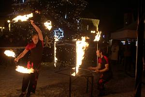O vyvrcholení adventu v centru Nymburka se postaraly dvě netypické produkce, mobilní zvonkohra a ohnivá show.