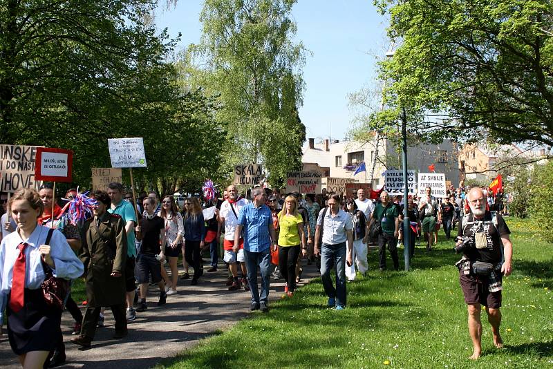 Protesty v Nymburce při jednání sjezdu komunistů a maškarní průvod.