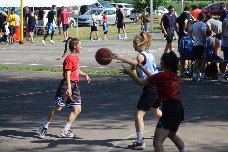 Ze streetbalového turnaje na nymburské Remanenci