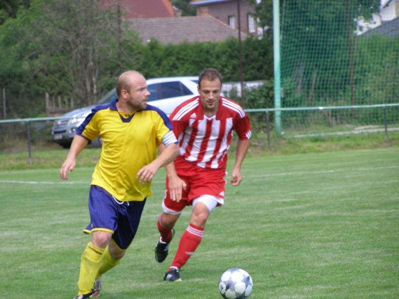 Z okresního derby fotbalové I.B třídy Milovice - Městec Králové (5:0)