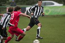 Z fotbalového okresního derby I.B třídy Milovice - Polaban Nymburk B (1:1)