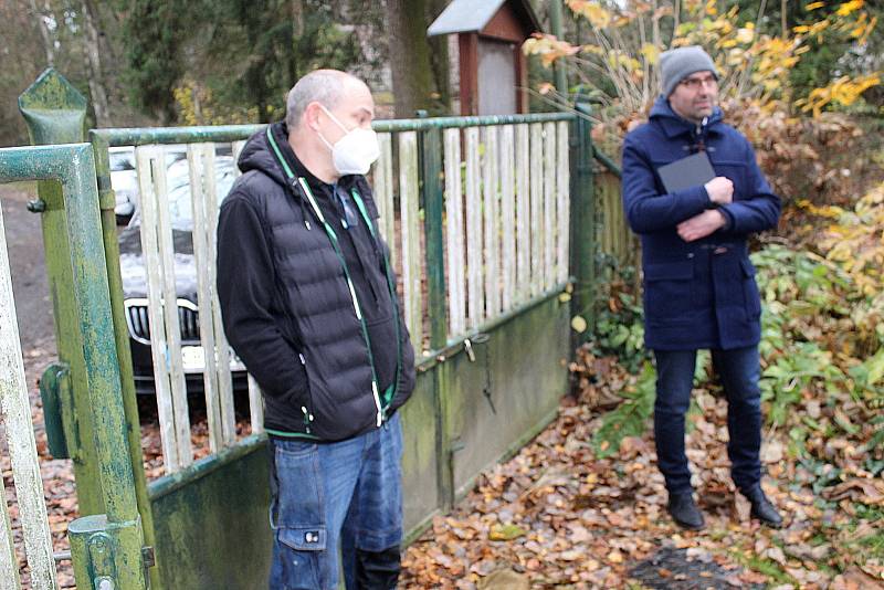 V popředí Radek Eliáš, dědic Hrabalovy chaty a nyní prodávající.