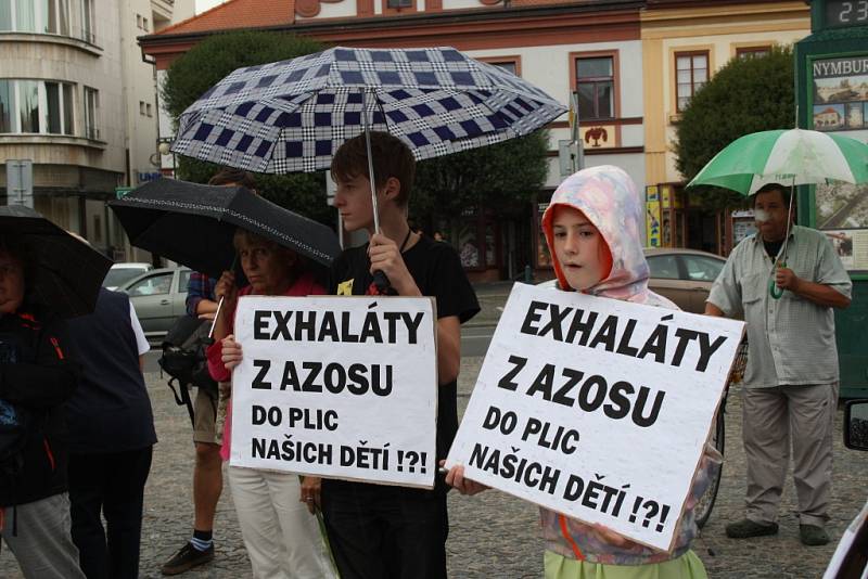 Demonstrace proti zinkovně AZOS na Zálabí.