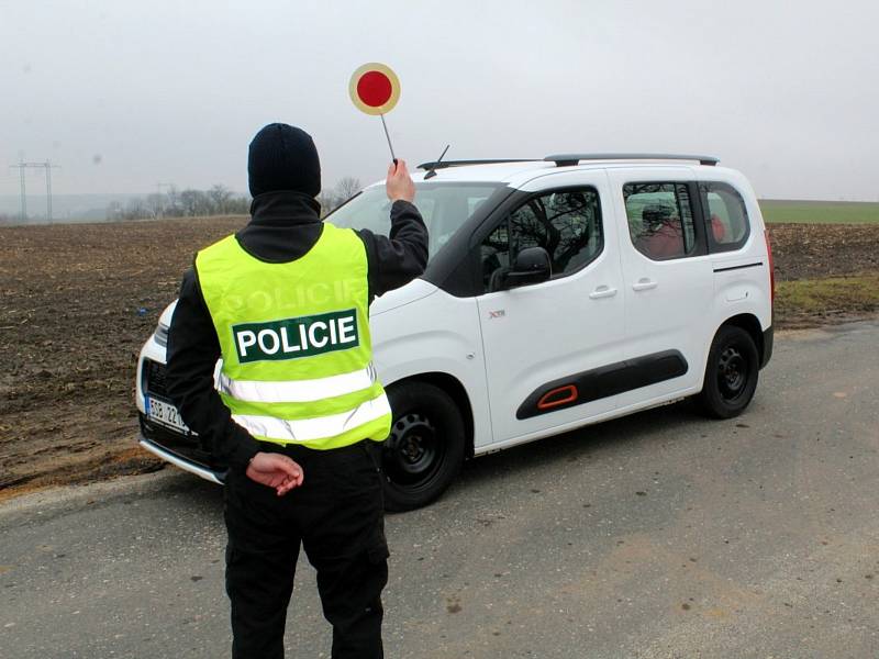 Kontrola Policie ČR na hranici okresu Nymburk.