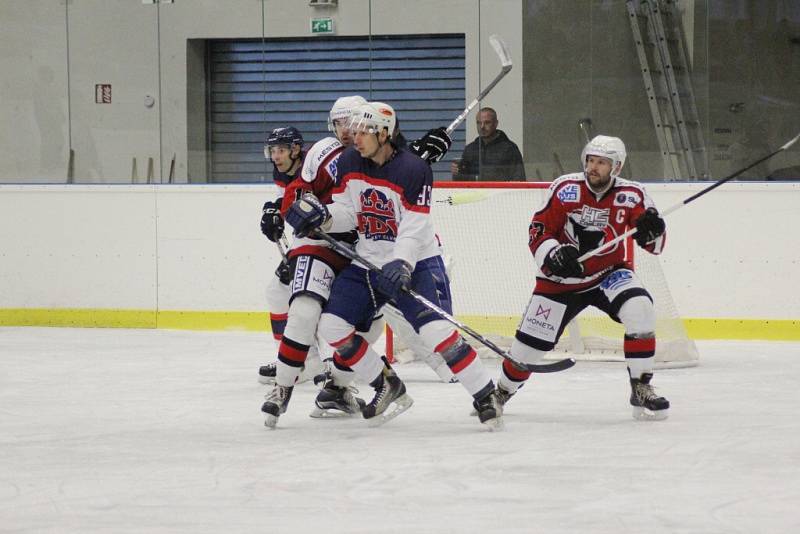 Hokejisté Poděbrad první utkání sezony nezvládli a na svém ledě prohráli s favorizovanou Čáslaví vysoko 3:8.