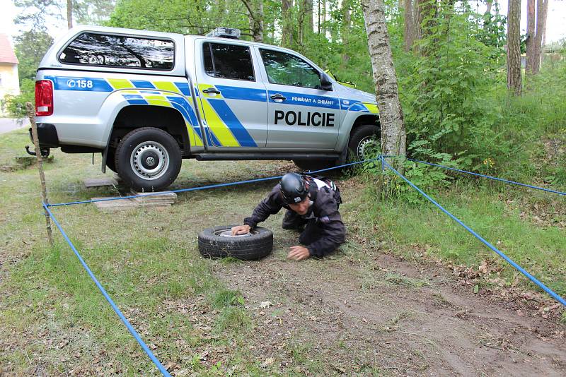 Ve školním policejním středisku v Sadské a u přilehlého jezera se konalo Mistrovství republiky v policejním víceboji.