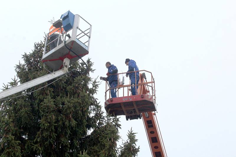 Ačkoliv oficiální rozsvícení vánočního stromu se uskuteční až nadcházející neděli, už nyní dostal první slavnostní výzdobu.