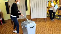Zájem o volby byl viditelný hned po otevření volebních místností také na Základní škole Tyršova, kde sídlí hned několik volebních okrsků.