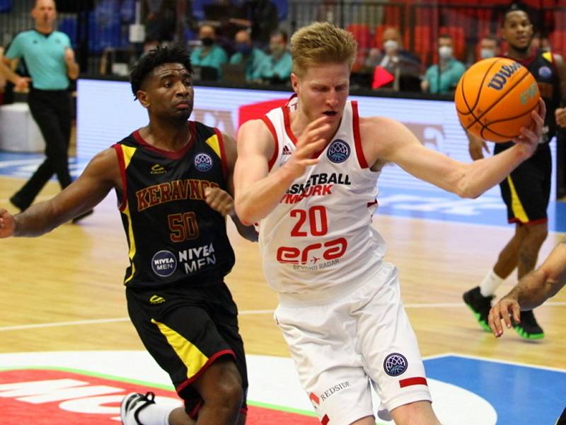 Střelec. Nymburský basketbalista Hayden Dalton překvapuje obrany dalekonosnými pokusy. A úspěšnými