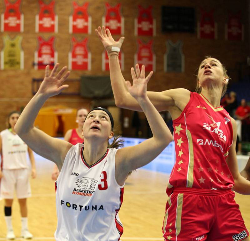 Basketbalistky Nymburka (v bílém) porazily na své palubovce pražskou Slavii.