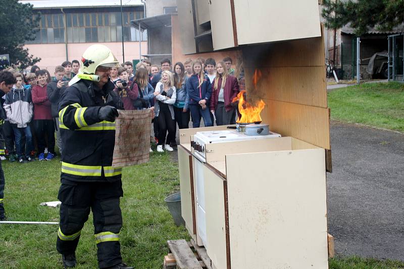 Na Dni otevřených vrat v roce 2017 hasiči předvedli, jak si poradit s hořícím olejem v pánvi. Je dobré použít například plech na pečení či mokrou utěrku a pánev jimi zakrýt. Tedy znemožnit přístup vzduchu k ohni. Největší chybou je zalít hořící olej vodou