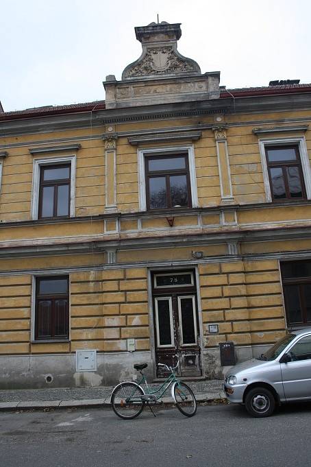 Město Sadská opraví dům čp. 78, ve kterém lidé měli ještě záchod na chodbě a topili v kamnech.