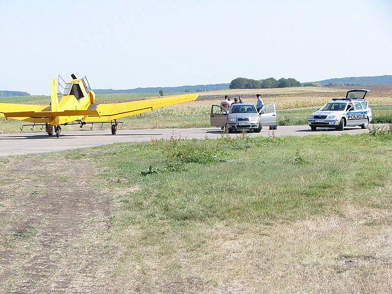 Letadlo a pilot v bílém přeřízli při práškování elektrické dráty