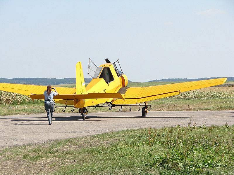 Letadlo a pilot v bílém přeřízli při práškování elektrické dráty