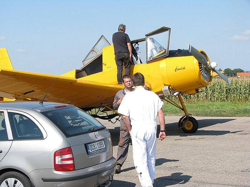 Letadlo a pilot v bílém přeřízli při práškování elektrické dráty