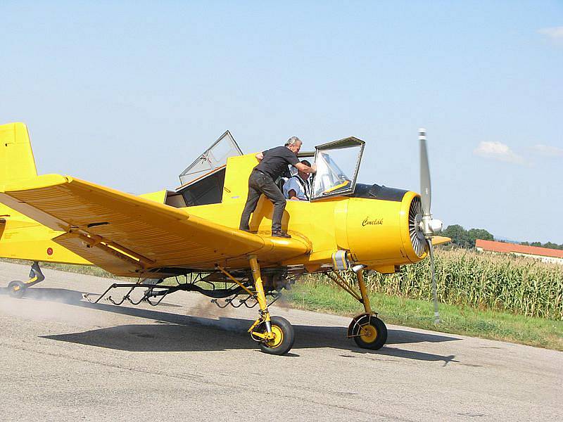 Letadlo a pilot v bílém přeřízli při práškování elektrické dráty