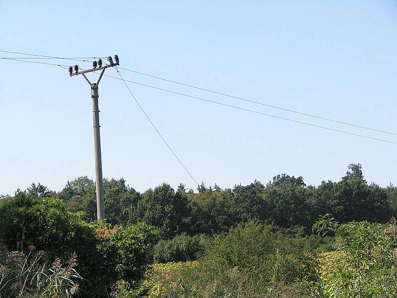 Letadlo a pilot v bílém přeřízli při práškování elektrické dráty