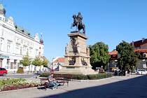 Jezdecká socha krále Jiřího z Poděbrad. O zápis mezi národní kulturní památky město usilovalo dlouhodobě.