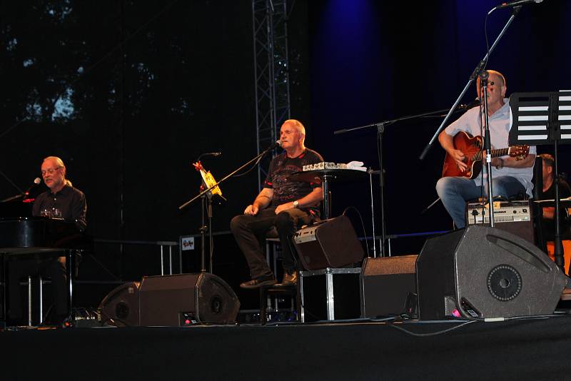 Zámek Loučeň oslavil desáté narozeniny s Elánem. Třešničkou na pomyslném narozeninovém dortu byl koncert nestárnoucí kapely Elán s frontmanem Jožo Rážem.