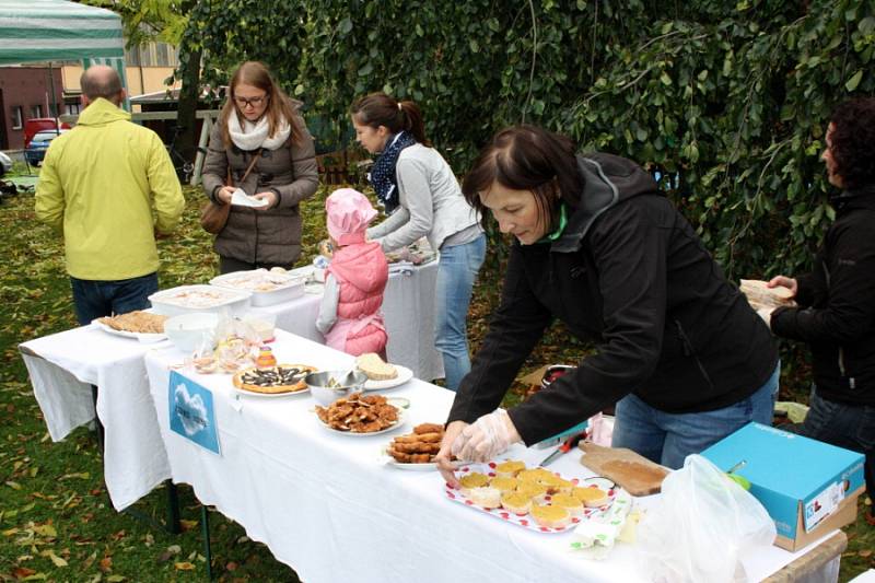 Na podzimní Restaurant Day přišly k zimnímu stadionu stovky lidí.