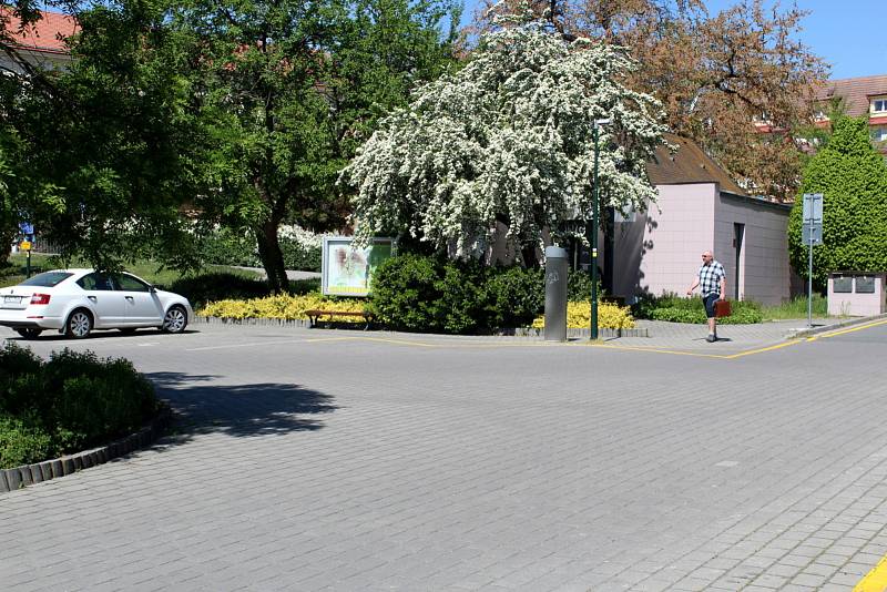 Parkoviště pod Eliškou v Nymburce.